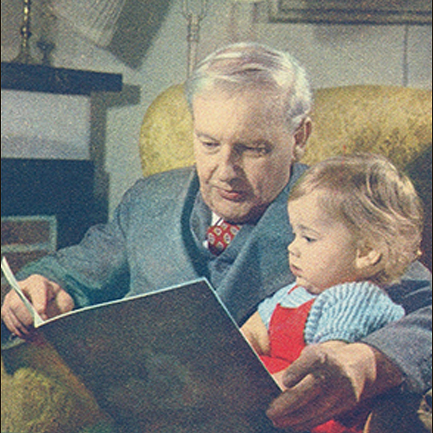 Farfar läser för sitt barnbarn